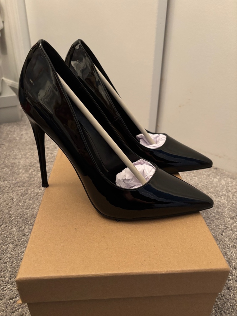 Elizabeth Tang UK 7/EU 40.5. Patent vegan court shoe
